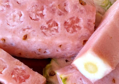 將冷凍菠蘿核放入水瓶中